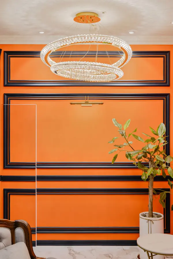 크리스탈 샹들리에가 빛나는 오렌지 NFT 갤러리